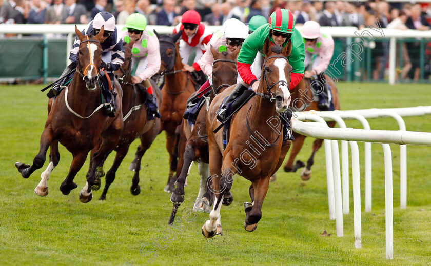 Jukebox-Jive-0003 
 JUKEBOX JIVE (Joe Fanning) leading the field in The Doncaster Cup
Doncaster 14 Sep 2018 - Pic Steven Cargill / Racingfotos.com