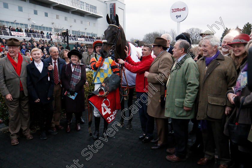 Might-Bite-0020 
 MIGHT BITE (Nico de Boinville) with trainer Nicky Henderson and owners after The 32Red King George VI Chase Kempton 26 Dec 2017 - Pic Steven Cargill / Racingfotos.com