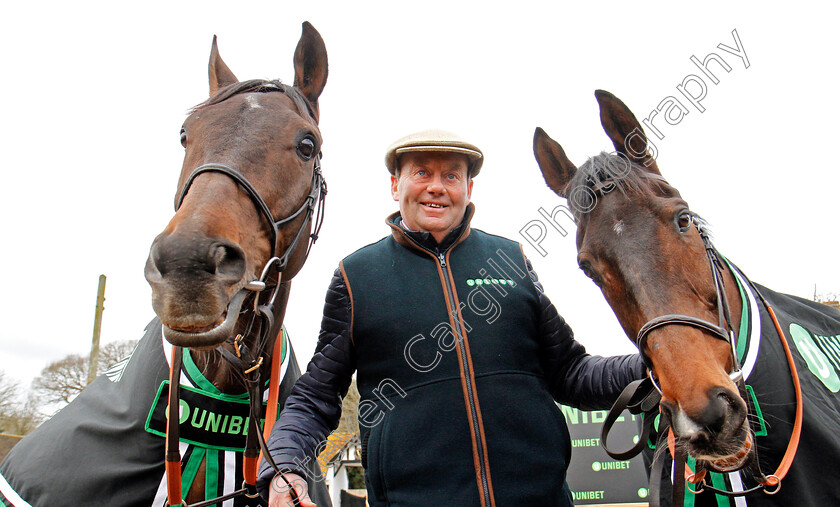 Buveur-D Air-and-My-Tent-Or-Yours-0001 
 BUVEUR D'AIR (left) and MY TENT OR YOURS (right) with Nicky Henderson at his stable in Lambourn 20 Feb 2018 - Pic Steven Cargill / Racingfotos.com