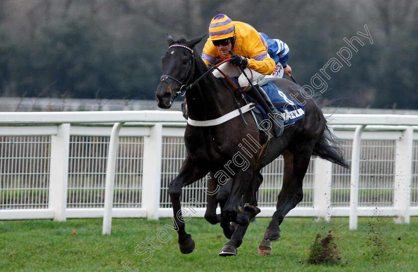 Gold-Present-0003 
 GOLD PRESENT (Nico de Boinville) wins The Lavazza Silver Cup Handicap Chase Ascot 23 Dec 2017 - Pic Steven Cargill / Racingfotos.com