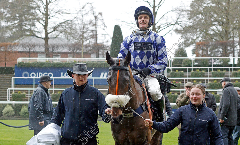 Does-He-Know-0007 
 DOES HE KNOW (David Bass) after The Bateaux London Reynoldstown Novices Chase
Ascot 19 Feb 2022 - Pic Steven Cargill / Racingfotos.com