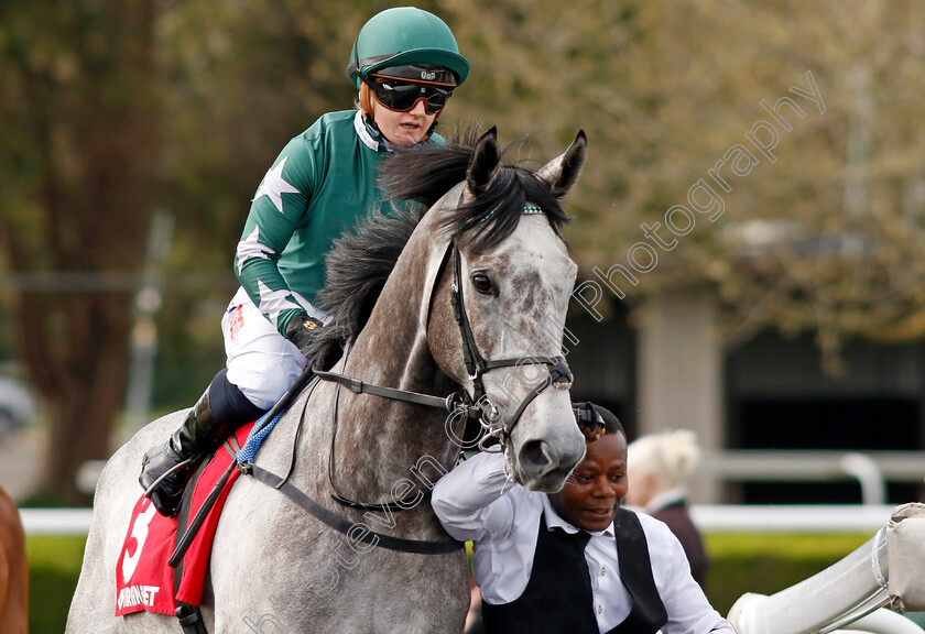 Intinso-0002 
 INTINSO (Hollie Doyle)
Kempton 6 Apr 2024 - Pic Steven Cargill / Racingfotos.com