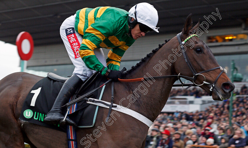 Buveur-D Air-0007 
 BUVEUR D'AIR (Barry Geraghty) wins The Unibet Christmas Hurdle Kempton 26 Dec 2017 - Pic Steven Cargill / Racingfotos.com