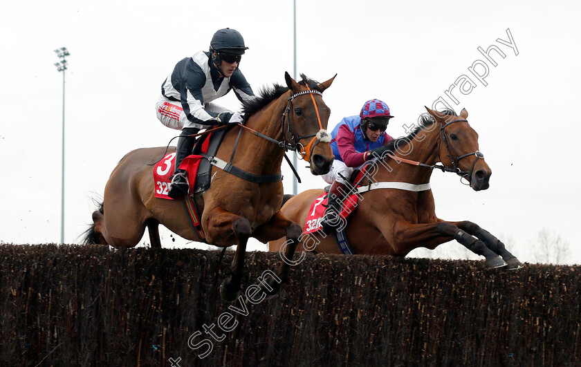 La-Bague-Au-Roi-0002 
 LA BAGUE AU ROI (right, Richard Johnson) beats RED INDIAN (left) in The 32Red Kauto Star Novices Chase
Kempton 26 Dec 2018 - Pic Steven Cargill / Racingfotos.com