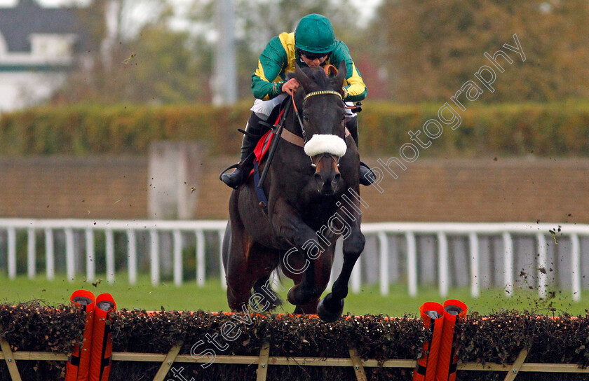 Present-Man-0003 
 PRESENT MAN (Bryony Frost) wins The RPLC Novices Hurdle Kempton 22 oct 2017 - Pic Steven Cargill / Racingfotos.com