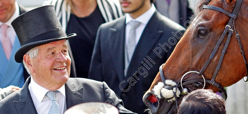 Desert-Crown-0025 
 DESERT CROWN with Sir Michael Stoute after The Cazoo Derby
Epsom 4 Jun 2022 - Pic Steven Cargill / Racingfotos.com