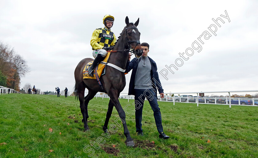 Shishkin-0001 
 SHISHKIN (Nico De Boinville)
Sandown 3 Dec 2022 - Pic Steven Cargill / Racingfotos.com