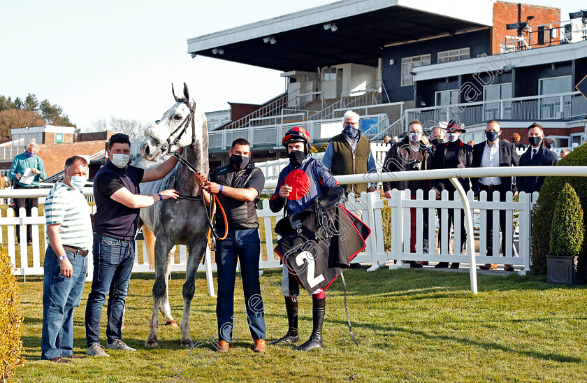 Ripper-Roo-0010 
 RIPPER ROO (Aidan Coleman) with Olly Murphy and owners after The Mansionbet App Maiden Hurdle
Market Rasen 19 Apr 2021 - Pic Steven Cargill / Racingfotos.com