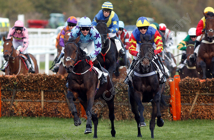 Roi-De-Dubai-and-Vive-Le-Roi-0002 
 ROI DE DUBAI (left, Sean Houlihan) with VIVE LE ROI (right, Harry Bannister)
Cheltenham 26 Oct 2018 - Pic Steven Cargill / Racingfotos.com