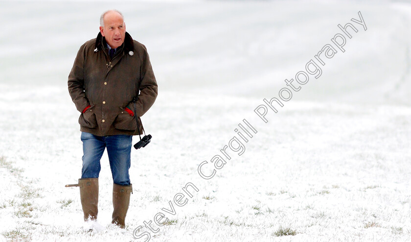 Sir-Mark-Prescott-0001 
 SIR MARK PRESCOTT watching his horses train in the snow at Newmarket
1 Feb 2019 - Pic Steven Cargill / Racingfotos.com