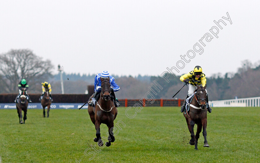 Shishkin-0017 
 SHISHKIN (right, Nico de Boinville) beats ENERGUMENE (left) in The SBK Clarence House Chase
Ascot 22 Jan 2022 - Pic Steven Cargill / Racingfotos.com