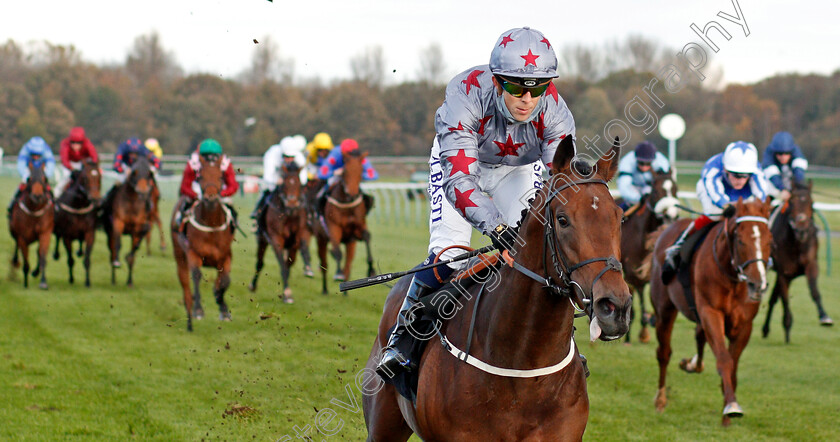 Simons-King-0004 
 SIMONS KING (Ben Curtis) wins The Beaten By A Head At Mansionbet EBF Maiden Stakes
Nottingham 4 Nov 2020 - Pic Steven Cargill / Racingfotos.com