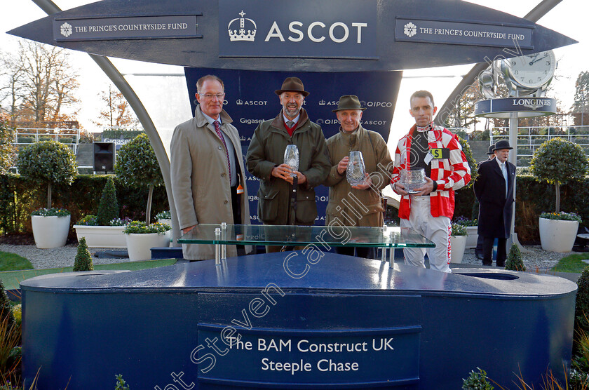 Toviere-0009 
 Presentation for The BAM Construct UK Novices Handicap Chase Ascot 25 Nov 2017 - Pic Steven Cargill / Racingfotos.com