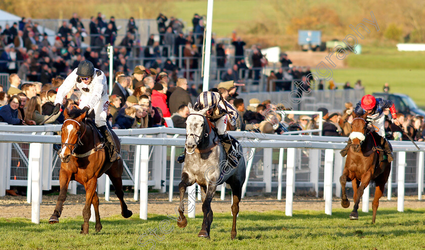 Elgin-0002 
 ELGIN (Wayne Hutchinson) beats MISTERTON (centre) in The Unibet Greatwood Handicap Hurdle Cheltenham 19 Nov 2017 - Pic Steven Cargill / Racingfotos.com