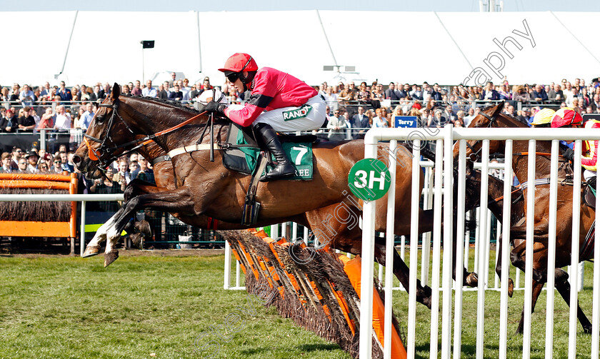 Debece-0002 
 DEBECE (Alan Johns) Aintree 14 Apr 2018 - Pic Steven Cargill / Racingfotos.com