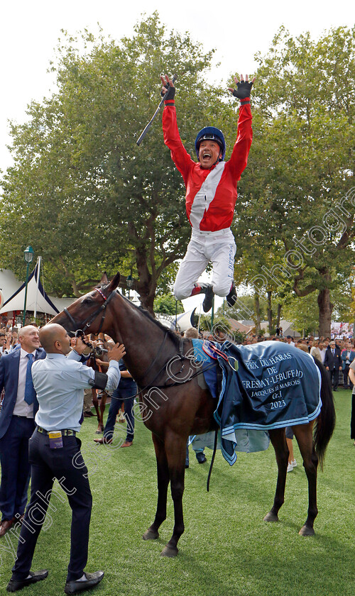 Inspiral-0012 
 Frankie Dettori leaps from INSPIRAL after winning The Prix du Haras de Fresnay-le-Buffard Jacques le Marois
Deauville 13 Aug 2023 - Pic Steven Cargill / Racingfotos.com