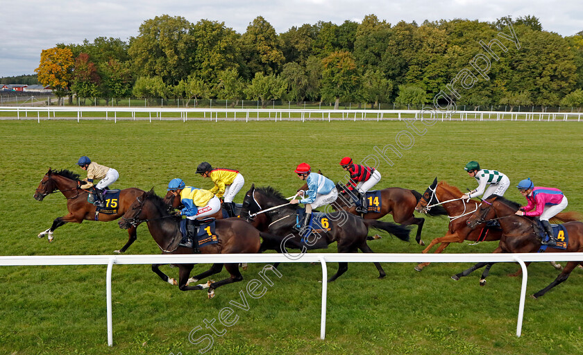 Hard-One-To-Please-0009 
 HARD ONE TO PLEASE (green cap, Pat Cosgrave) in 6th place with a circuit to run in The Stockholm Cup International as OUTBOX (Hollie Doyle) leads.
Bro Park, Sweden 18 Sep 2022 - Pic Steven Cargill / Racingfotos.com