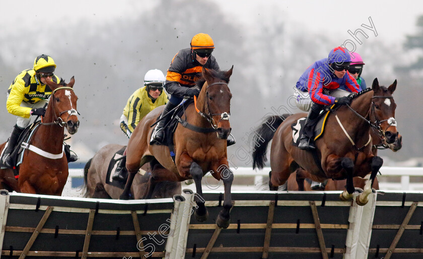 Viyanni-and-Ocean-Conquest-0001 
 VIYANNI (centre, Jonathan Burke) with OCEAN CONQUEST (right)
Ascot 18 Jan 2025 - Pic Steven Cargill / Racingfotos.com