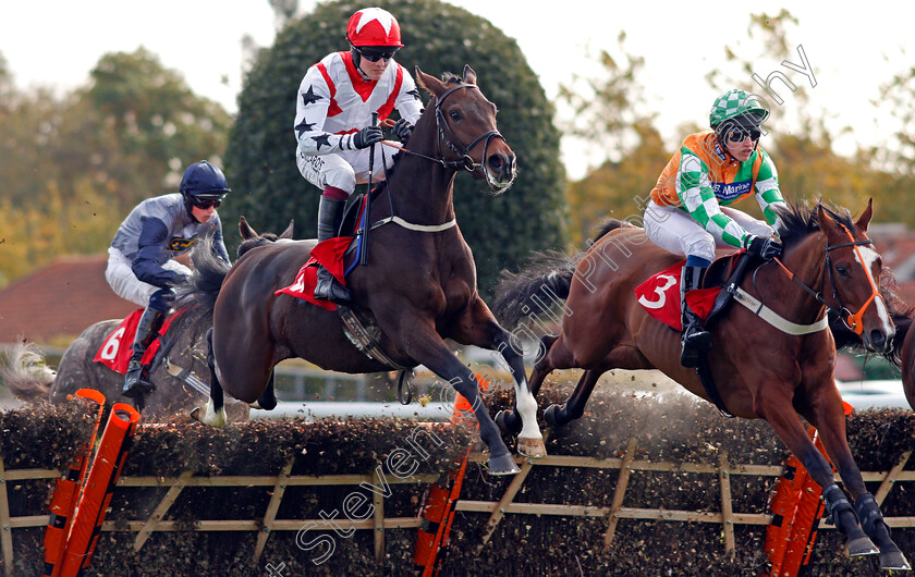 Jumping-Jack-and-Charlie-Chaplin-0002 
 JUMPING JACK (left, David Noonan) jumps with CHARLIE CHAPLIN (right) Kempton 22 Oct 2017 - Pic Steven Cargill / Racingfotos.com