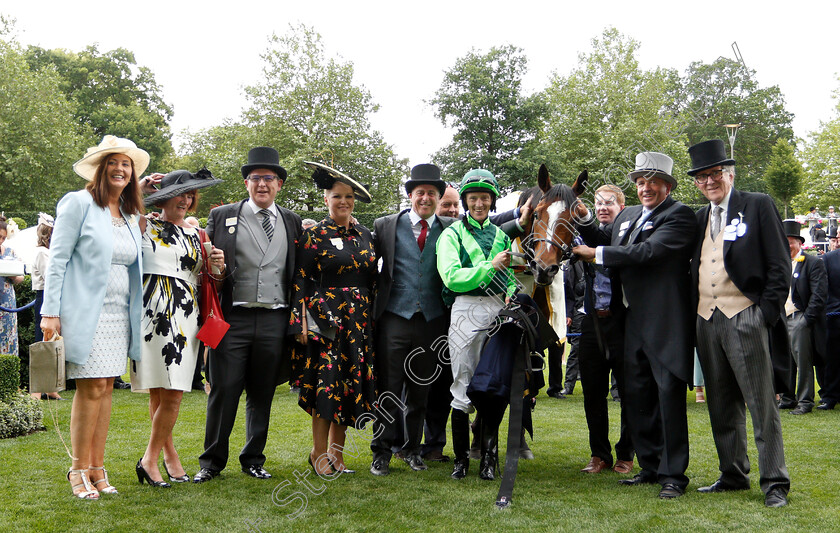 Settle-For-Bay-0009 
 SETTLE FOR BAY (Billy Lee) and owners after The Royal Hunt Cup
Royal Ascot 20 Jun 2018 - Pic Steven Cargill / Racingfotos.com