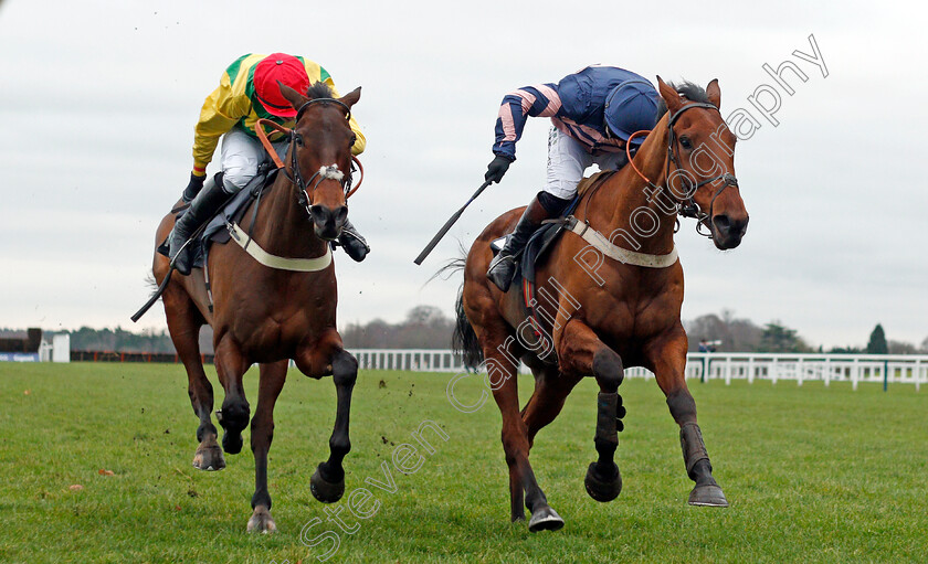 Benatar-0004 
 BENATAR (right, Jamie Moore) beats FINIAN'S OSCAR (left) in The Mitie Noel Novices Chase Ascot 22 Dec 2017 - Pic Steven Cargill / Racingfotos.com