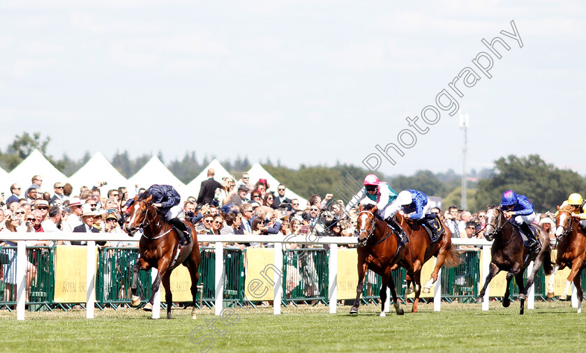 Hunting-Horn-0001 
 HUNTING HORN (Ryan Moore) wins The Hampton Court Stakes
Royal Ascot 21 Jun 2018 - Pic Steven Cargill / Racingfotos.com