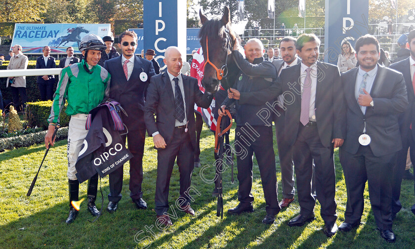 King-Of-Change-0015 
 KING OF CHANGE (Sean Levey) and connections after The Queen Elizabeth II Stakes
Ascot 19 Oct 2019 - Pic Steven Cargill / Racingfotos.com