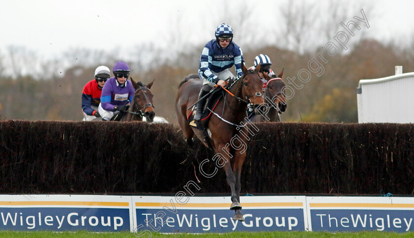 Thomas-Darby-0005 
 THOMAS DARBY (Sean Bowen) wins The John Sumner Memorial Veterans Handicap Chase
Warwick 22 Nov 2023 - Pic Steven Cargill / Racingfotos.com