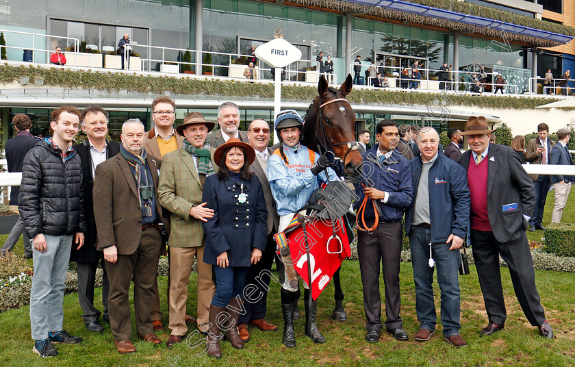 Divine-Spear-0011 
 DIVINE SPEAR (Nico de Boinville) with Nicky Henderson and members of Middleham Park Racing after The Stella Artois Novices Limited Handicap Chase Ascot 22 Dec 2017 - Pic Steven Cargill / Racingfotos.com