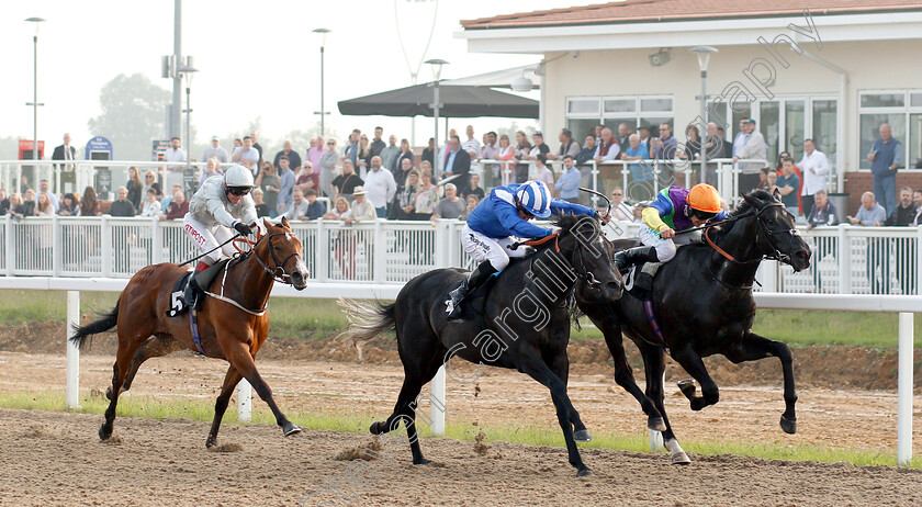 Voyager-Blue-0002 
 VOYAGER BLUE (right, Jason Hart) beats MOQARRAR (centre) in The Extra Places At totesport.com Handicap
Chelmsford 31 May 2018 - Pic Steven Cargill / Racingfotos.com