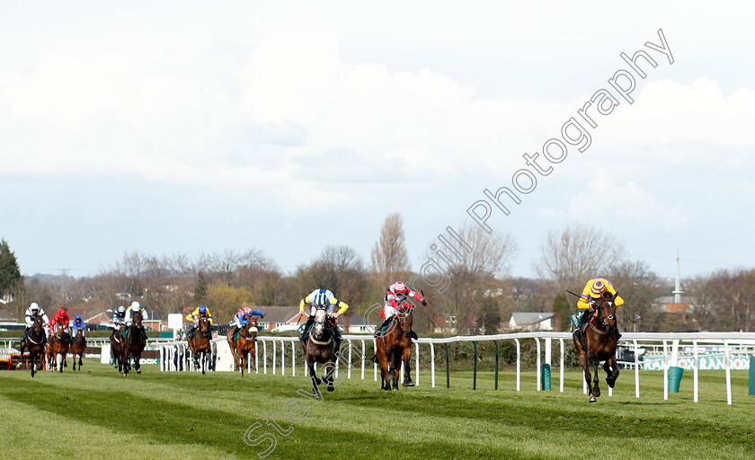 Gelino-Bello-0001 
 GELINO BELLO (Harry Cobden) wins The Cavani Menswear Sefton Novices Hurdle
Aintree 8 Apr 2022 - Pic Steven Cargill / Racingfotos.com