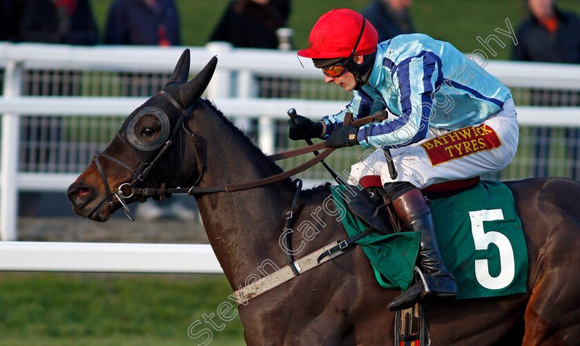 Smaoineamh-Alainn-0006 
 SMAOINEAMH ALAINN (James Best) wins Catesby Handicap Hurdle Cheltenham 15 Dec 2017 - Pic Steven Cargill / Racingfotos.com