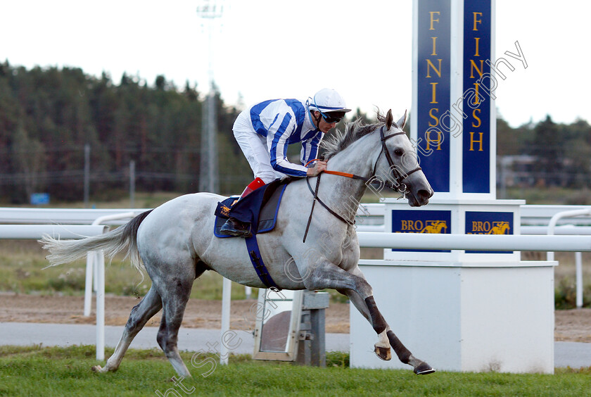 Thundering-Blue-0009 
 THUNDERING BLUE (Fran Berry) wins The Stockholm Cup International
Bro Park, Sweden 23 Sep 2018 - Pic Steven Cargill / Racingfotos.com