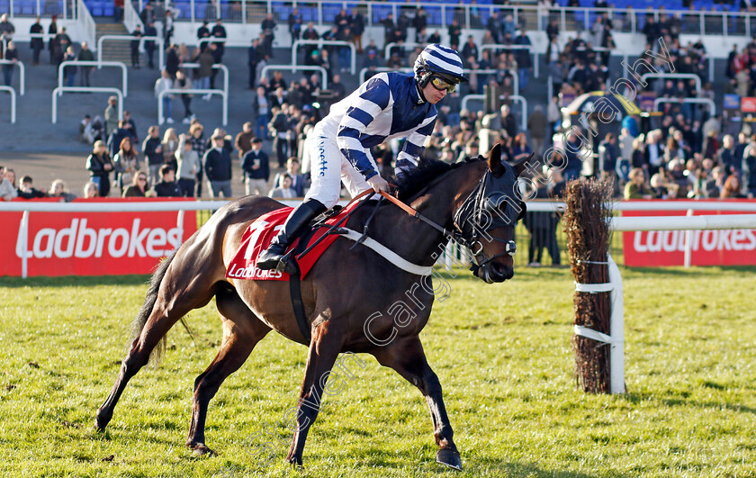 Katate-Dori-0007 
 KATATE DORI (Charlie Deutsch) winner of The Ladbrokes Trophy Handicap Chase
Kempton 22 Feb 2025 - Pic Steven Cargill / Racingfotos.com