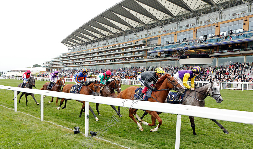 Princess-Zoe-and-Stradivarius-0001 
 PRINCESS ZOE (Joseph Sheridan) leads STRADIVARIUS (Frankie Dettori)
Ascot 17 Jun 2021 - Pic Steven Cargill / Racingfotos.com