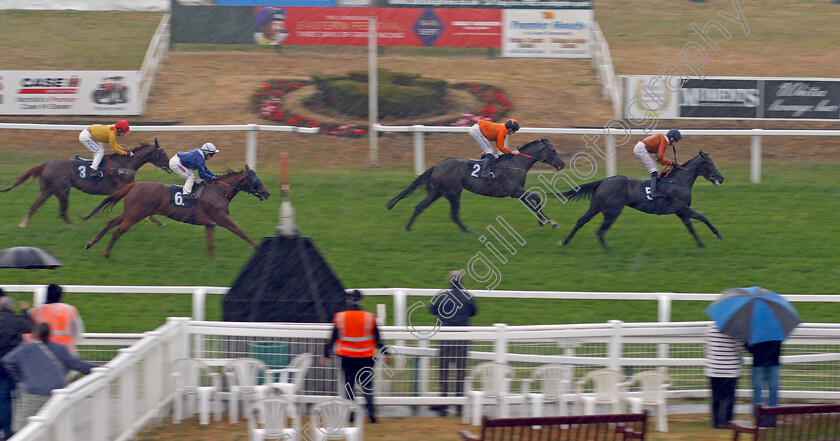 Snow-Berry-0004 
 SNOW BERRY (Callum Shepherd) beats KODI GOLD (2nd right) in the Norman Balls Happy Retirement Handicap
Yarmouth 14 Sep 2021 - Pic Steven Cargill / Racingfotos.com