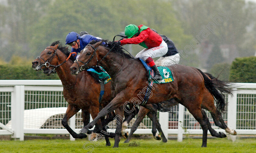 Sevenna-Star-0006 
 SEVENNA STAR (Frankie Dettori) beats ISPOLINI (left) in The Bet365 Classic Trial Sandown 27 Apr 2018 - Pic Steven Cargill / Racingfotos.com