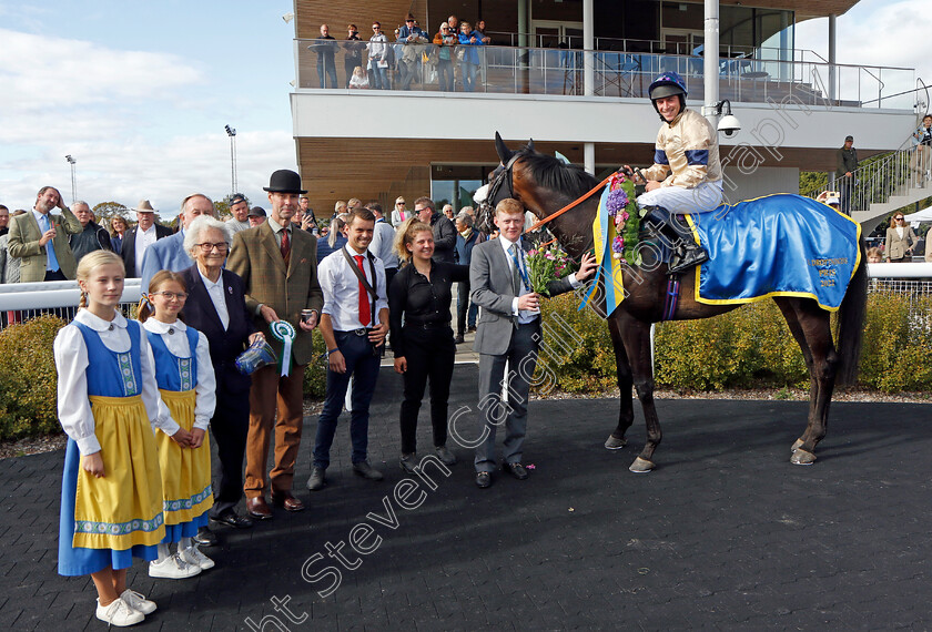 Al-Zaraqaan-0009 
 AL ZARAQAAN (Gavin Sheehan) winner of The H.M. Drottningens Pris 
Bro Park, Sweden 18 Sep 2022 - Pic Steven Cargill / Racingfotos.com