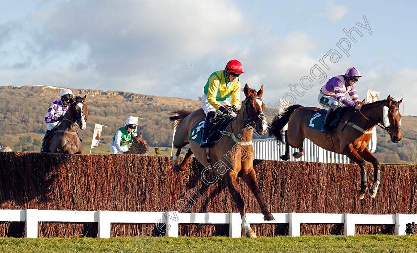 Sizing-Tennessee-0002 
 SIZING TENNESSEE (centre, Bryan Cooper) beats DUEL AT DAWN (right) in The Horse Comes First Novices Chase Cheltenham 15 Dec 2017 - Pic Steven Cargill / Racingfotos.com