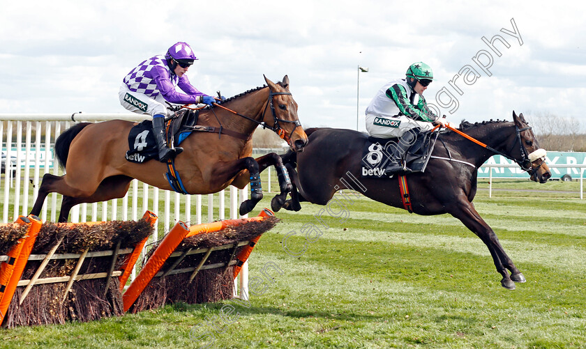 Suprise-Package-and-Eyed 
 SUPRISE PACKAGE (right, Kevin Sexton) with EYED (left, Tom Scudamore)
Aintree 8 Apr 2022 - Pic Steven Cargill / Racingfotos.com