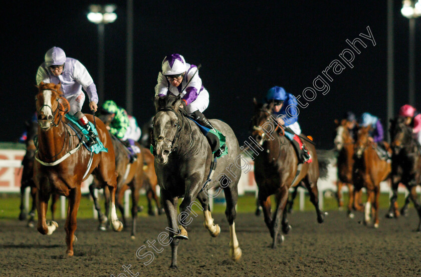 Glencadam-Master-0004 
 GLENCADAM MASTER (Robert Havlin) wins The 32Red On The App Store Novice Stakes Div1 Kempton 20 Dec 2017 - Pic Steven Cargill / Racingfotos.com