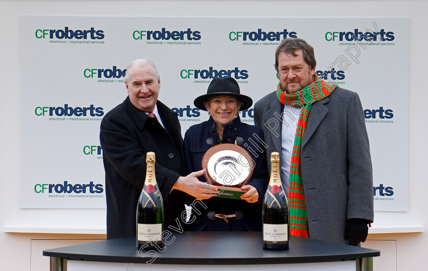 Ms-Parfois-0007 
 Presentation for The CF Roberts Electrical & Mechanical Services Mares Handicap Chase won by MS PARFOIS Cheltenham 15 Dec 2017 - Pic Steven Cargill / Racingfotos.com