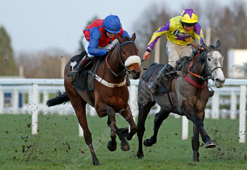 Roc-Of-Dundee-0004 
 ROC OF DUNDEE (left, Peter Kavanagh) beats HOUI CHERIE (right) in The British EBF Mares Open National Hunt Flat Race 
Ascot 19 Feb 2022 - Pic Steven Cargill / Racingfotos.com