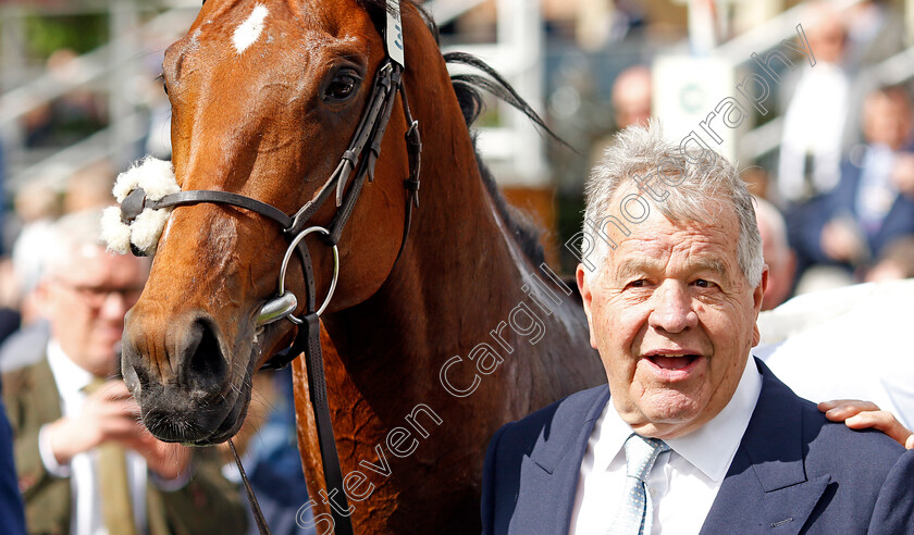 Desert-Crown-0014 
 DESERT CROWN and Sir Michael Stoute after The Al Basti Equiworld Dubai Dante Stakes
York 12 May 2022 - Pic Steven Cargill / Racingfotos.com