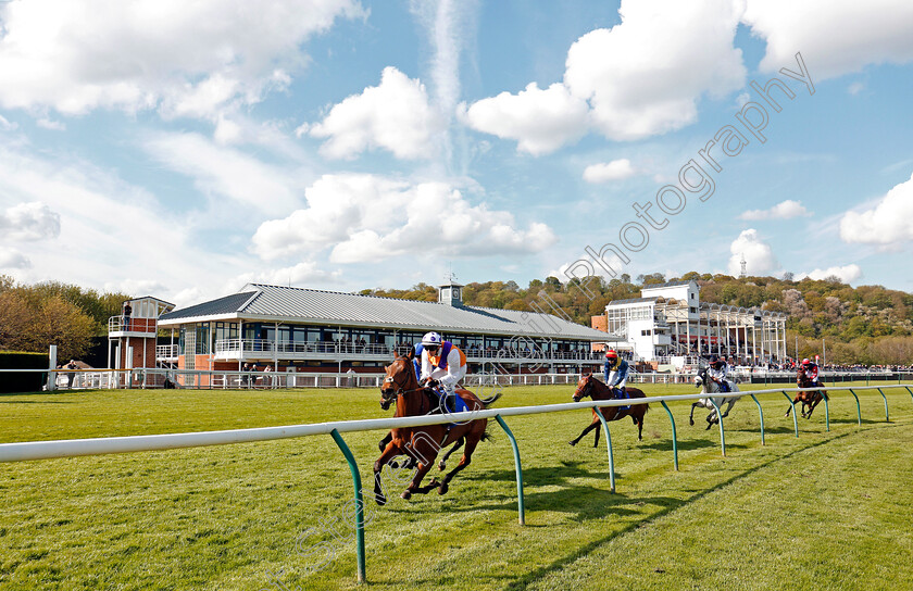 Nottingham-0001 
 MULTELLIE (David Allan) leads the field at Nottingham 1 May 2018 - Pic Steven Cargill / Racingfotos.com