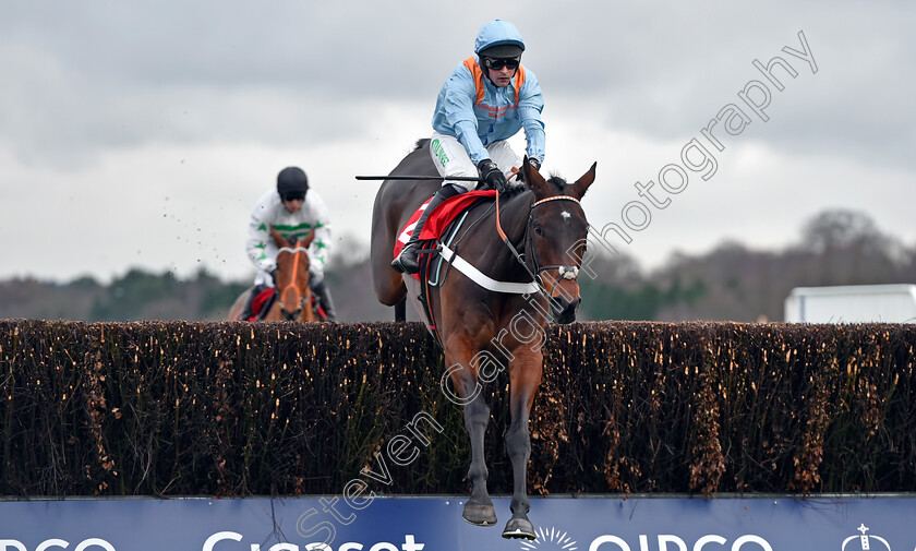 Divine-Spear-0004 
 DIVINE SPEAR (Nico de Boinville) wins The Stella Artois Novices Limited Handicap Chase Ascot 22 Dec 2017 - Pic Steven Cargill / Racingfotos.com