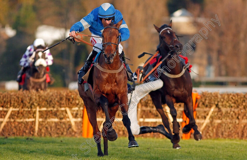 Maria s-Benefit-0007 
 MARIA'S BENEFIT (Ciaran Gethings) wins The Play Casino At 188bet Handicap Hurdle as FIDUX unseats Kevin Dowling Sandown 12 Nov 2017 - Pic Steven Cargill / Racingfotos.com