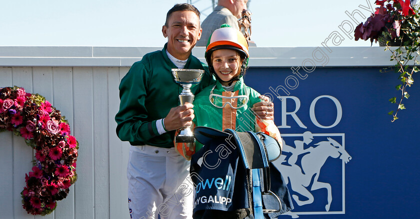 Adriana-Lopera-and-Frankie-Dettori-0001 
 ADRIANA LOPERA with Frankie Dettori after winning Pony race.
Bro Park, Sweden 17 Sep 2023 - Pic Steven Cargill / Racingfotos.com