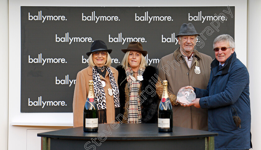 Tikkanbar-0007 
 Presentation for The Ballymore Novices Hurdle Cheltenham 1 Jan 2018 - Pic Steven Cargill / Racingfotos.com