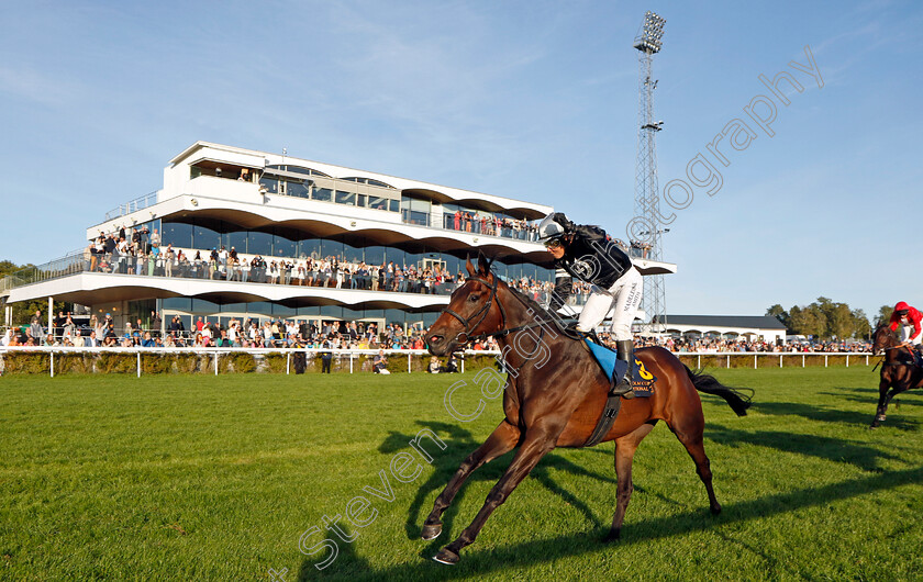 Espen-Hill-0001 
 ESPEN HILL (Madeleine Smith) wins The Stockholm Cup International
Bro Park, Sweden 17 Sep 2023 - Pic Steven Cargill / Racingfotos.com